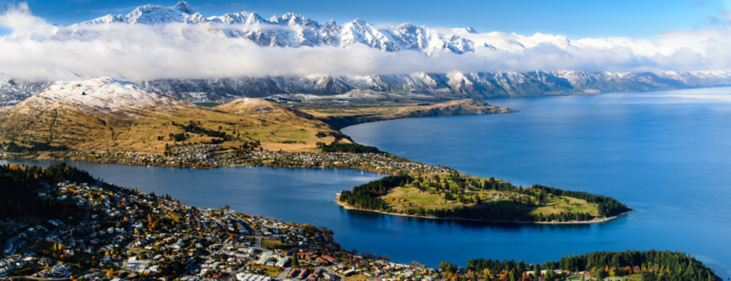 Queenstown beside Lake Wakatipu and the Southern Alps in New Zealand